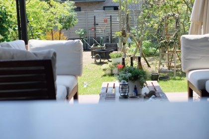 草花を愛でる家