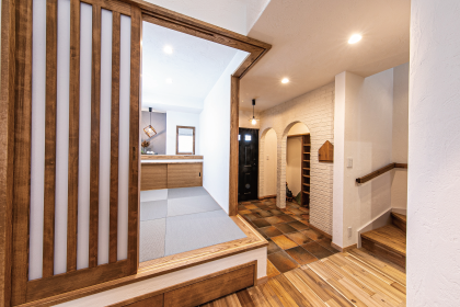 白壁が映える家