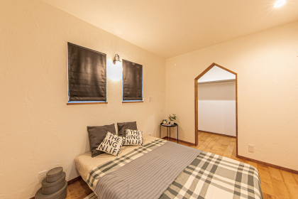 白壁が映える家