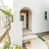 白壁が映える家